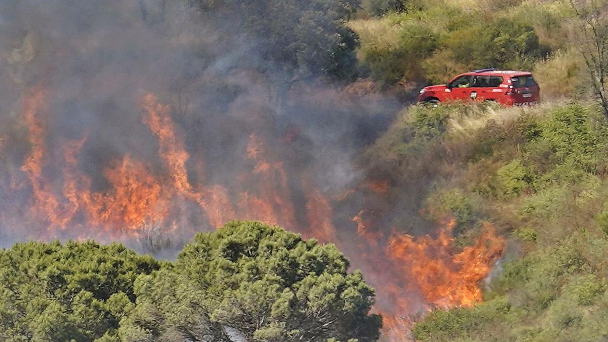 Les tasques d’extinció de l’incendi que va cremar una zona forestal de Font de la Pólvora. | MARC MARTÍ