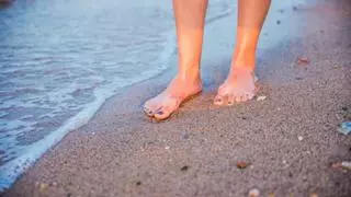 La razón por la que no es bueno caminar por la playa