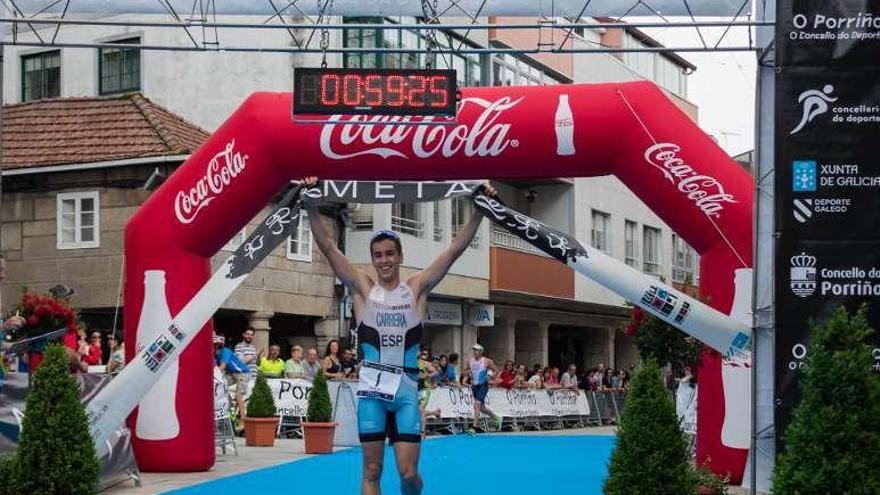 Carrera, a su llegada a meta en la Praza Antonio Palacios. // FdV