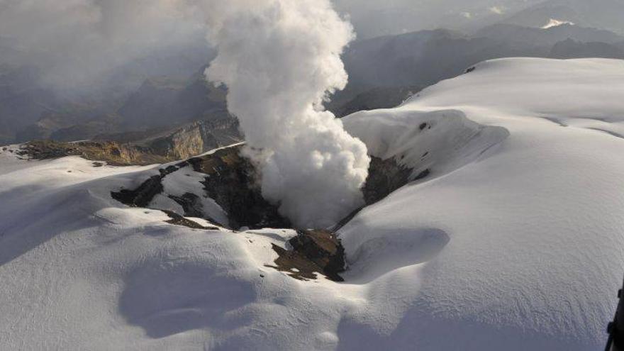 Más de 2.300 evacuados por la erupción del volcán Nevado de Ruiz en Colombia