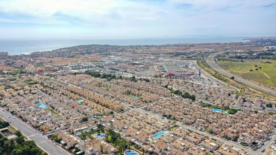 Orihuela valida recalificar parcelas privadas de la Costa de uso sanitario y social para más viviendas turísticas