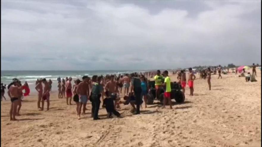 Una patera con inmigrantes llega a una playa de Cádiz ante numerosos bañistas