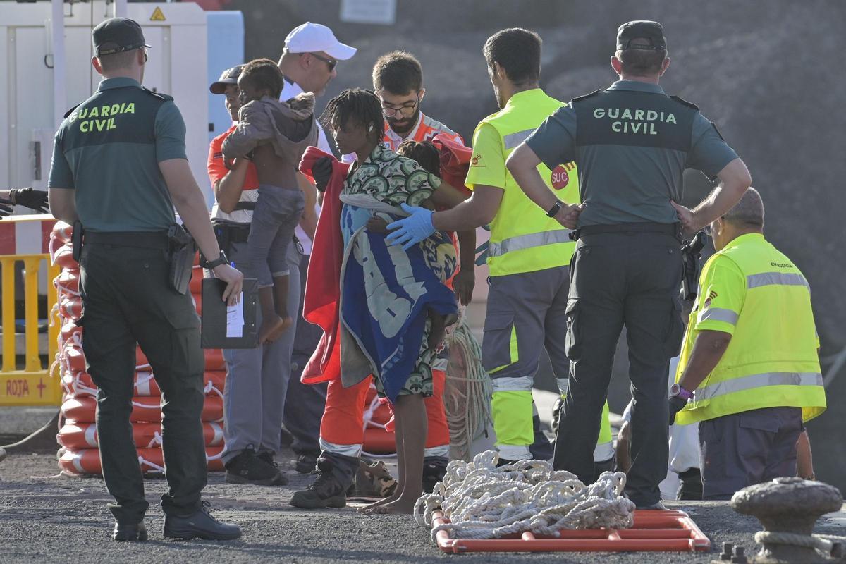 Personal de Cruz Roja y de la Guardia Civil ayudan en el desembarco de un grupo de migrantes que llegó el pasado sábado a La Restinga.