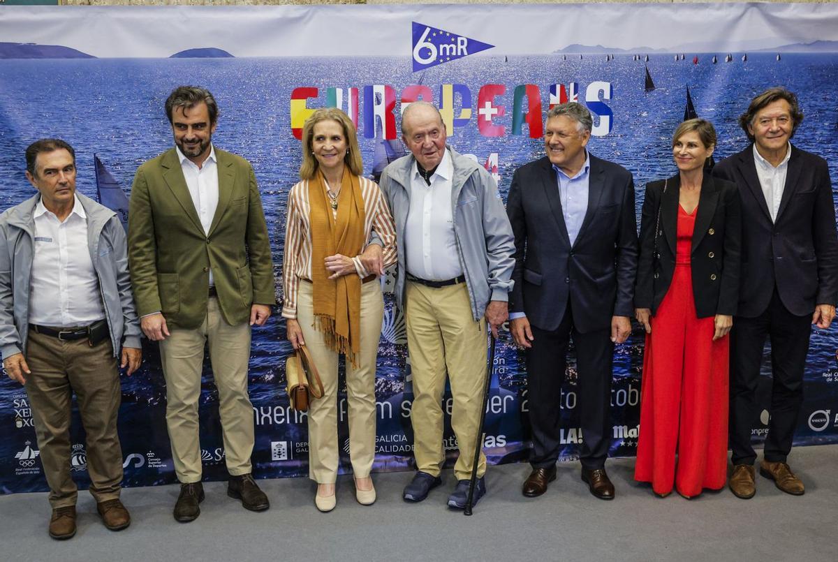El Rey Juan Carlos, a su llegada a la entrega de premios en el Club Náutico de Sanxenxo. |  // EFE