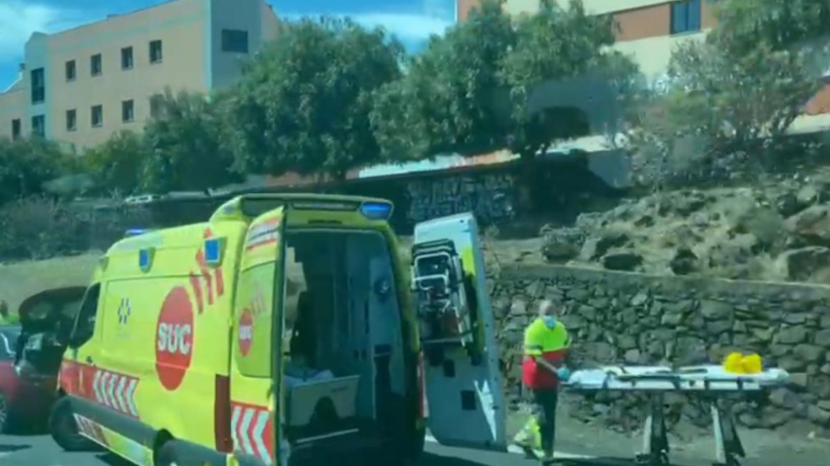 Recursos de emergencias intervienen en el accidente registrado en la autopista del Norte de Tenerife.