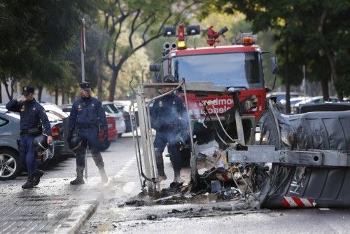 CONTENEDOR QUEMADO EN UNA CALLE DE VALENCIA