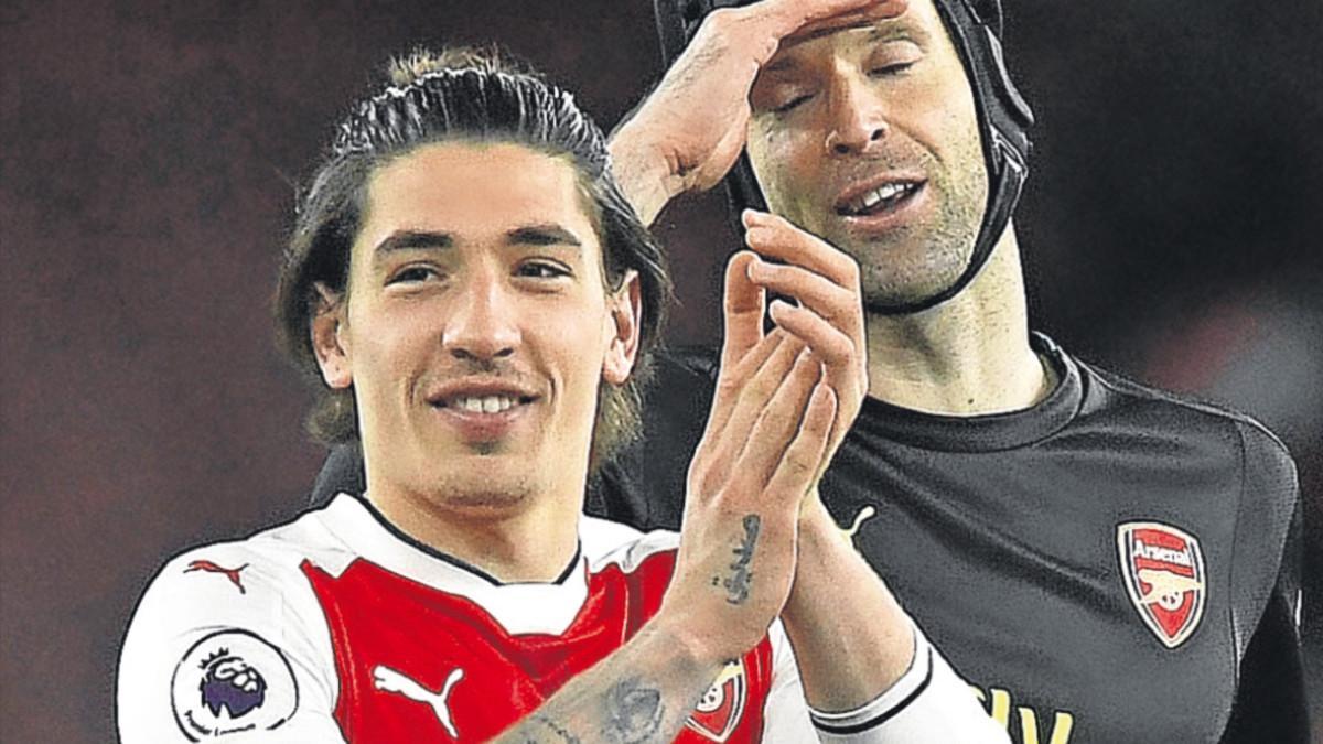 Héctor Bellerín junto a su compañero en el Arsenal Petr Cech