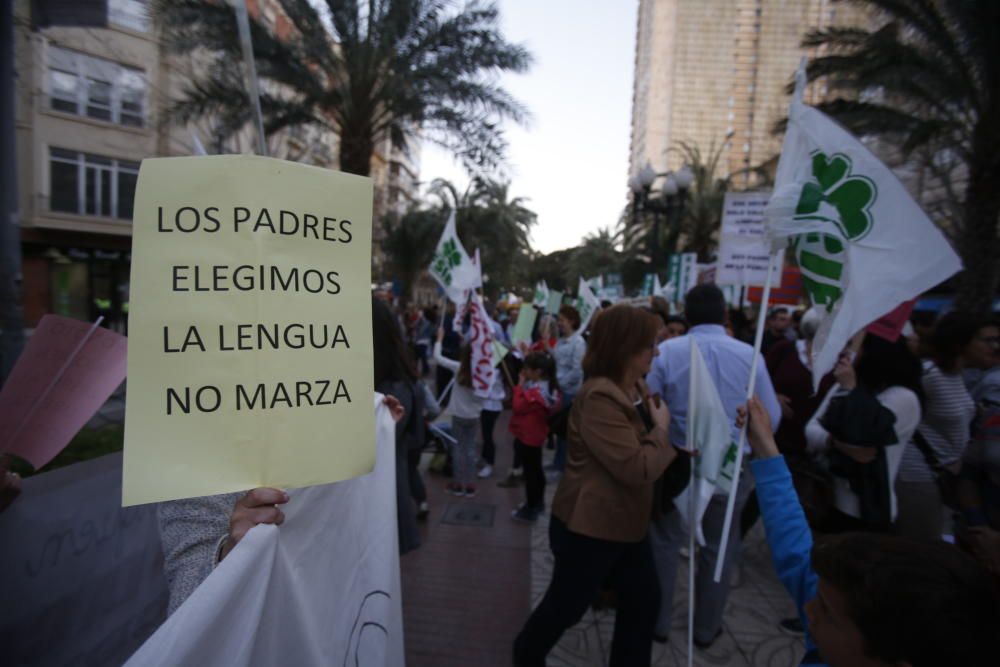 Protesta contra el plurilingüismo en Alicante