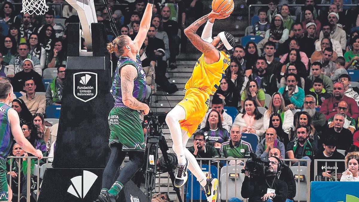 Caleb Homesley, máximo anotador contra el Unicaja con 17 puntos, lanza por encima de Osetkowski.