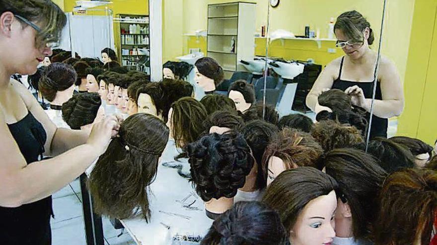 Una participante en un curso de peluquería artística en Porriño. // FdV