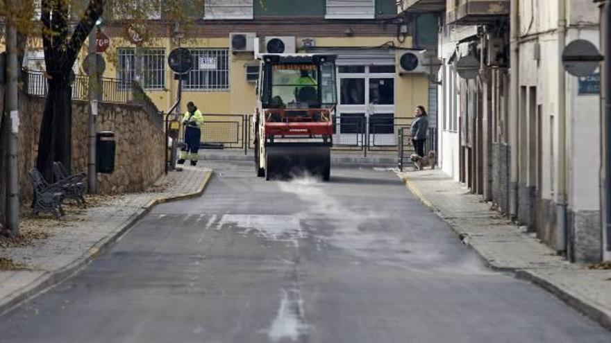 Muchas calles de Elda no se han reasfaltado desde hace más de diez años.