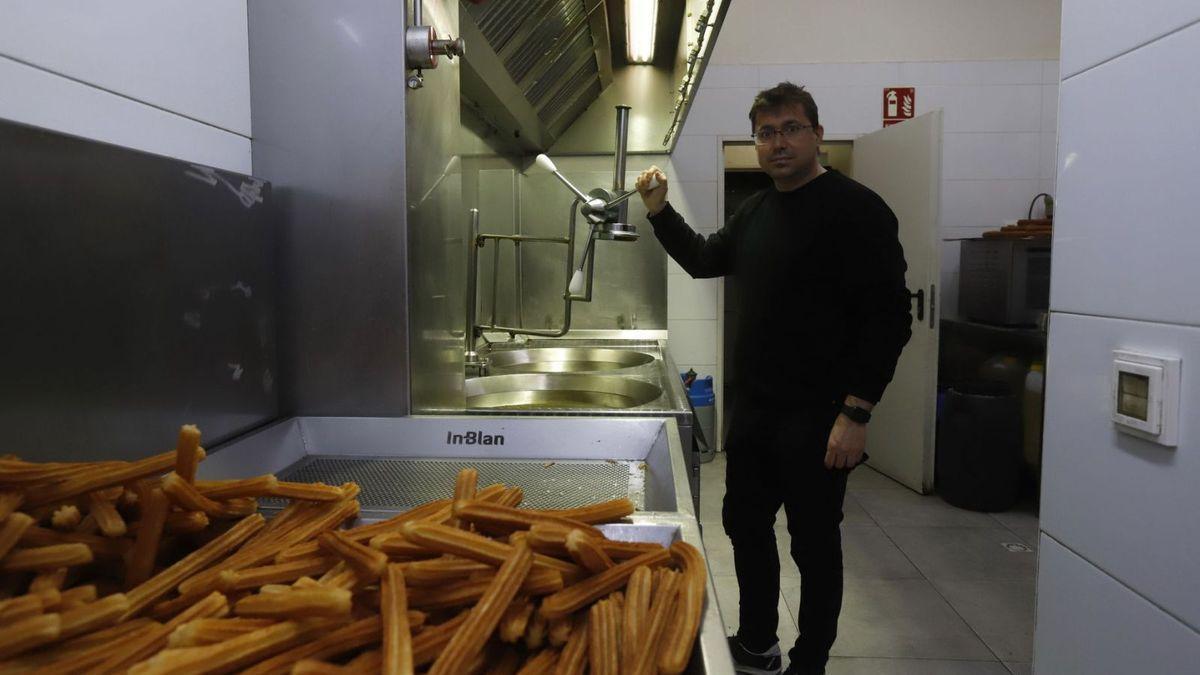 José Miguel Ruiz regenta la churrería Satur, un establecimiento tradicional situado en Zaragoza.