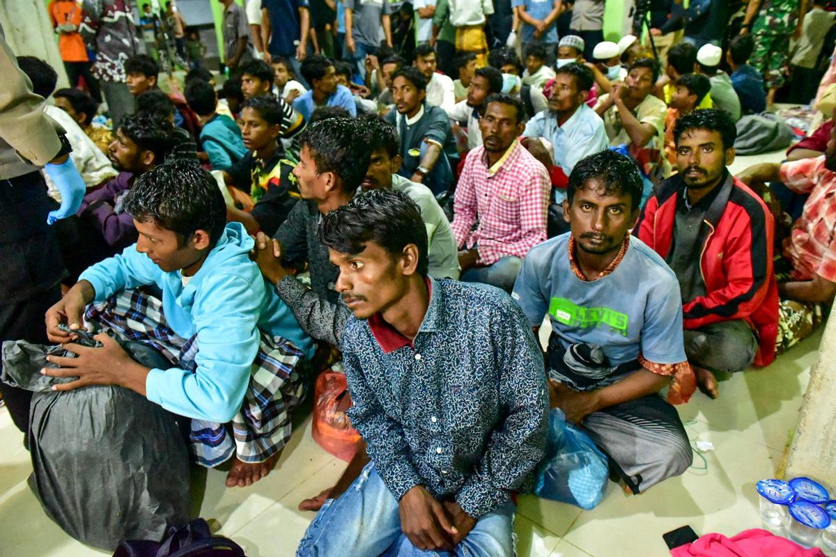 Un barco con casi 200 rohingyas desembarca en la costa de Indonesia