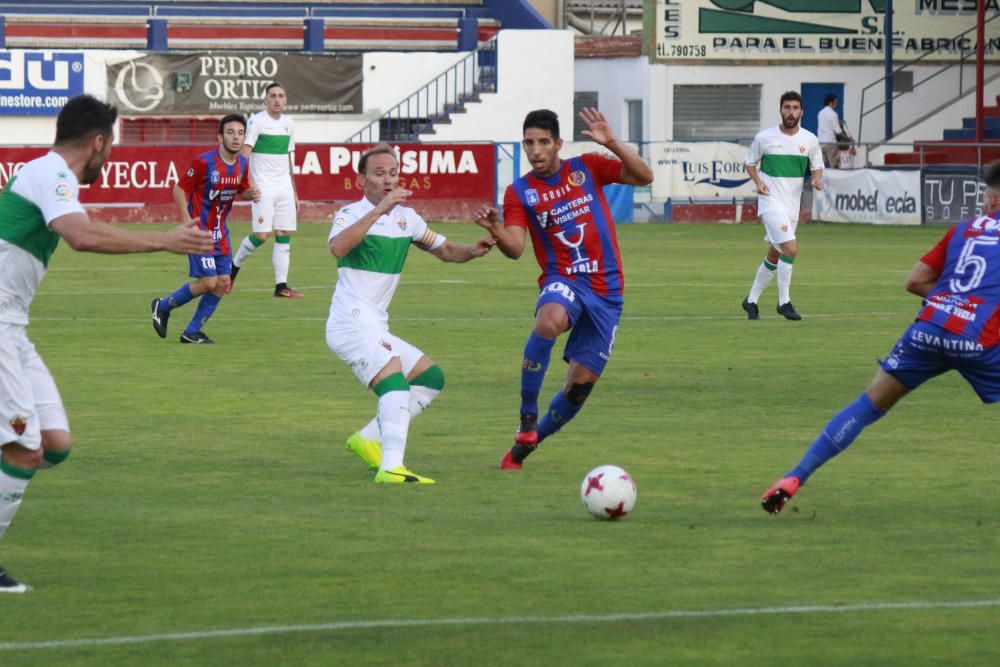 El Elche gana el XXXI Trofeo Vinos de Yecla en la tanda de penaltis.