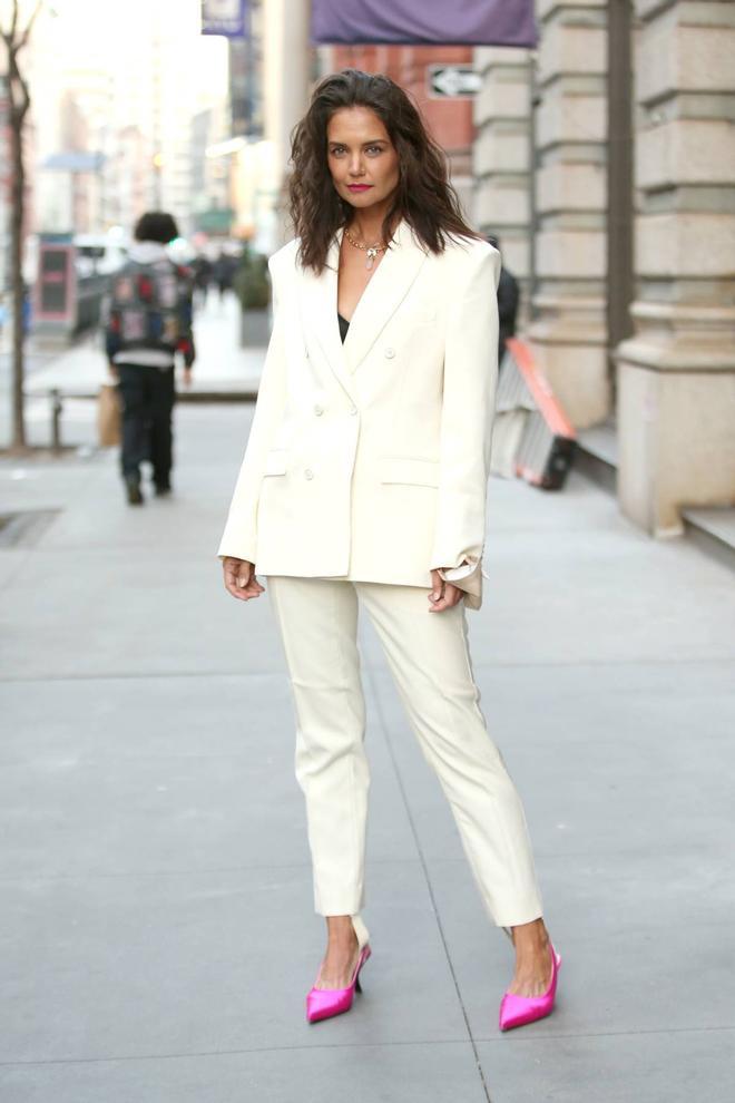 Katie Holmes con un traje blanco y zapatos de tacón destalonados