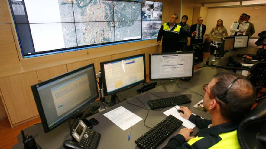 La sala de control permet fer el seguiment de tots els cotxes patrulla.