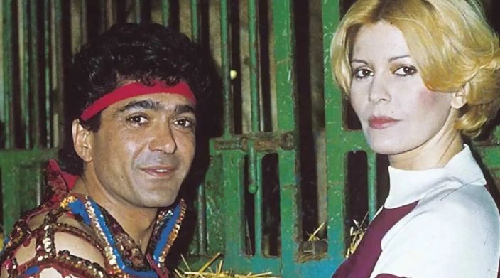 Ángel Cristo con su cinta roja y Bárbara Rey en el circo del domador.
