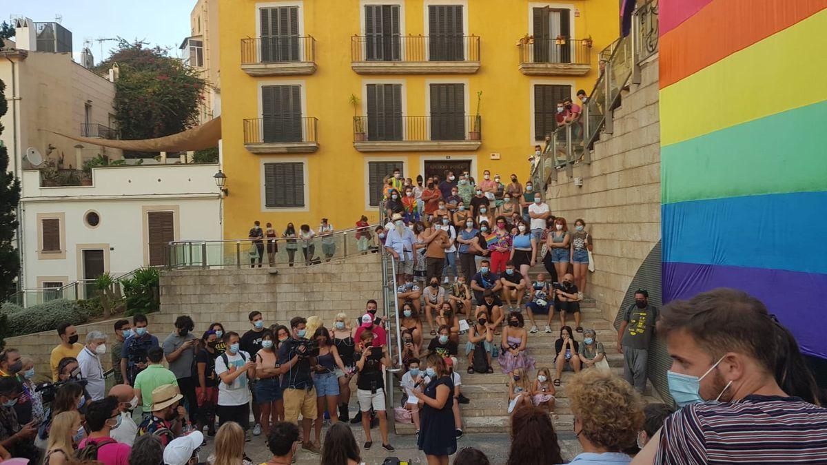 Cientos de personas se manifiestan en la plaza Mayor contra la LGTBIfobia