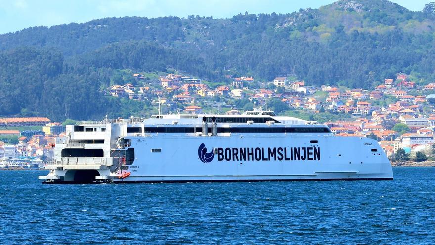 Una bestia flotante: Vigo abriga al supercatamarán &#039;Express 5&#039;