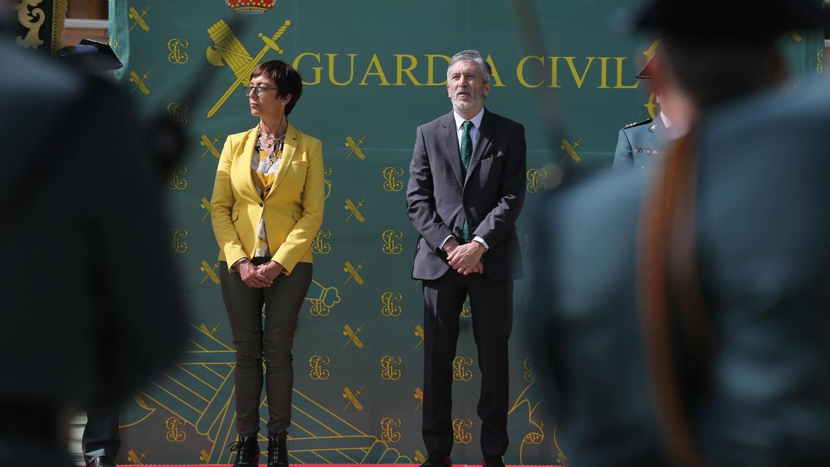 El ministro del Interior, Fernando Grande-Marlaska, y la exdirectora general de la Guardia Civil María Gámez.