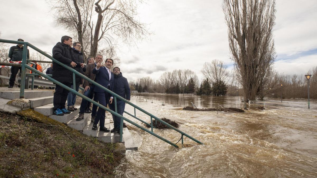 El consejero de Medio Ambiente, Vivienda y Ordenación del Territorio, Juan Carlos Suárez-Quiñones visita La crecida del Adaja inunda el sur de Ávila.
