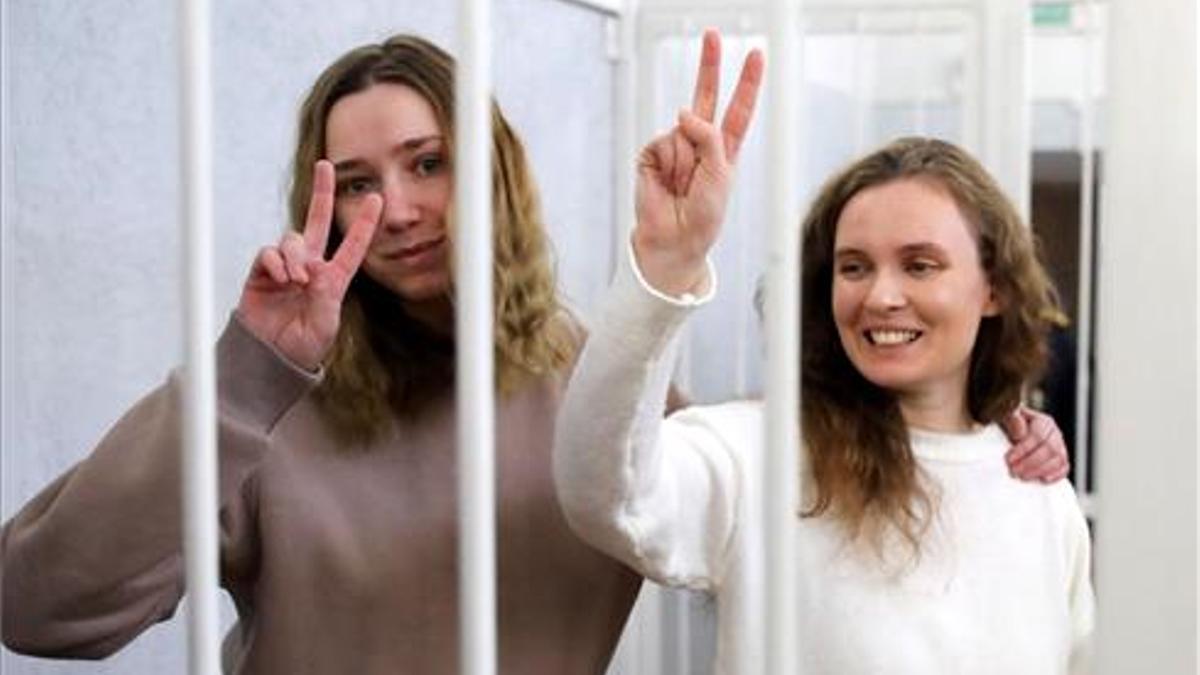 Las periodistas bielorrusas que trabajan para el canal de televisión polaco Belsat, Katerina Bakhvalova (Andreeva) y Daria Chultsova, dentro de una jaula antes del comienzo de un juicio en Minsk, Bielorrusia.