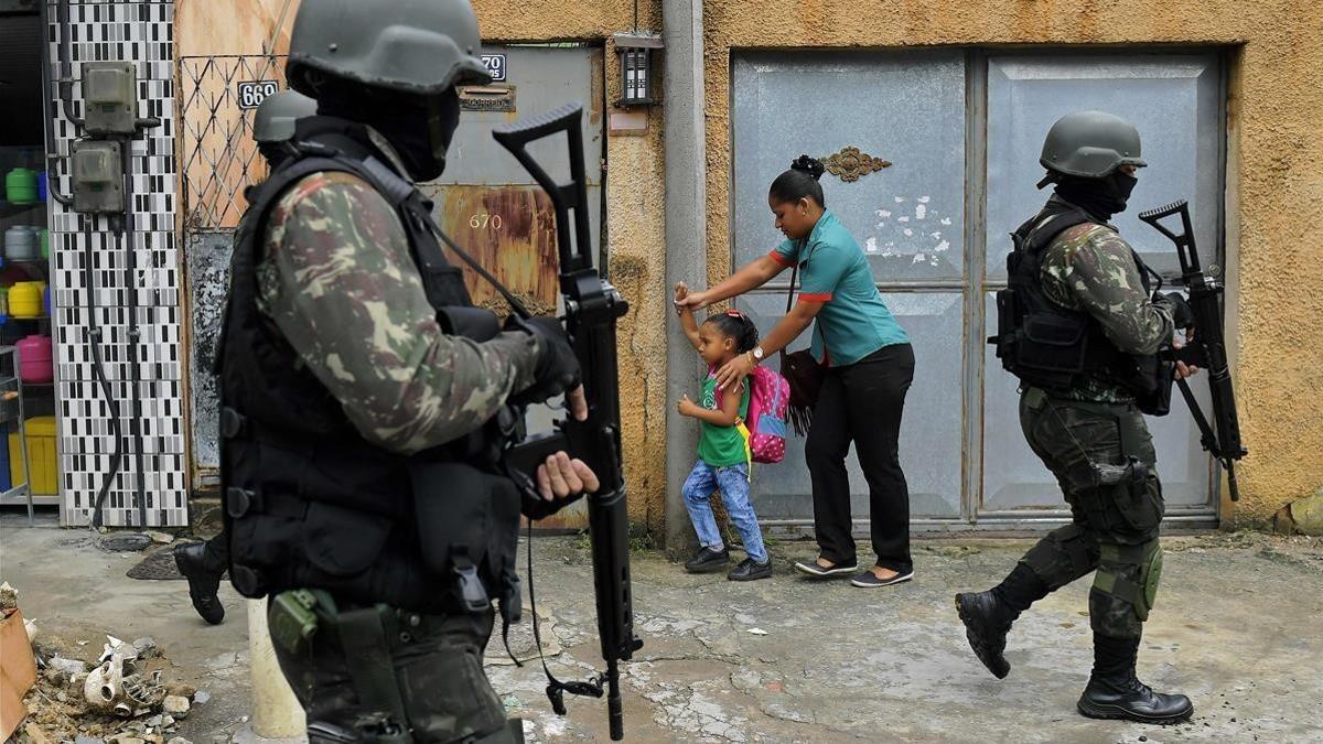 Patrulla militar en Vila Kennedy, una favela de Río de Janeiro