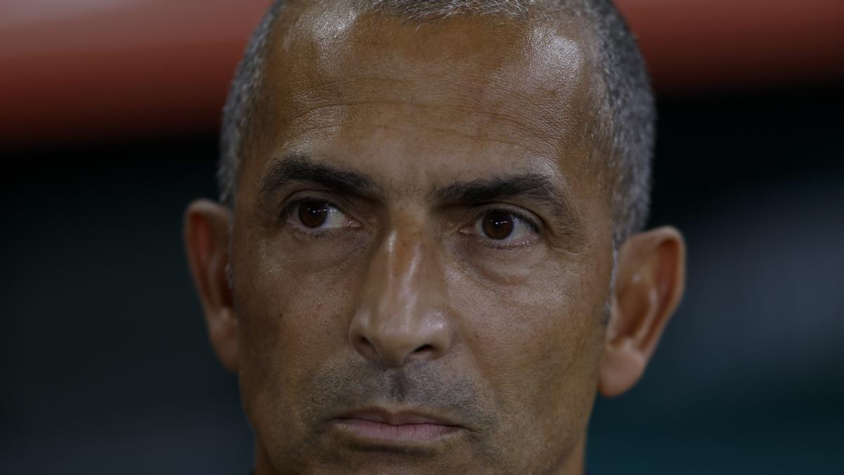 MUNDIAL 2026 | Túnez despide al técnico Sabri Lamouchi después de perder 1-5 contra Suecia