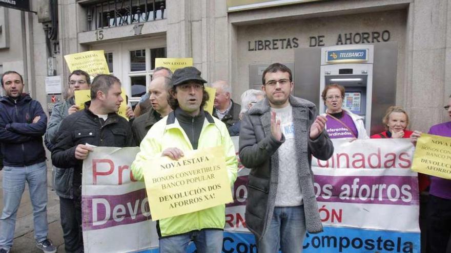 Callón, a la derecha, en protesta de ahorradores.