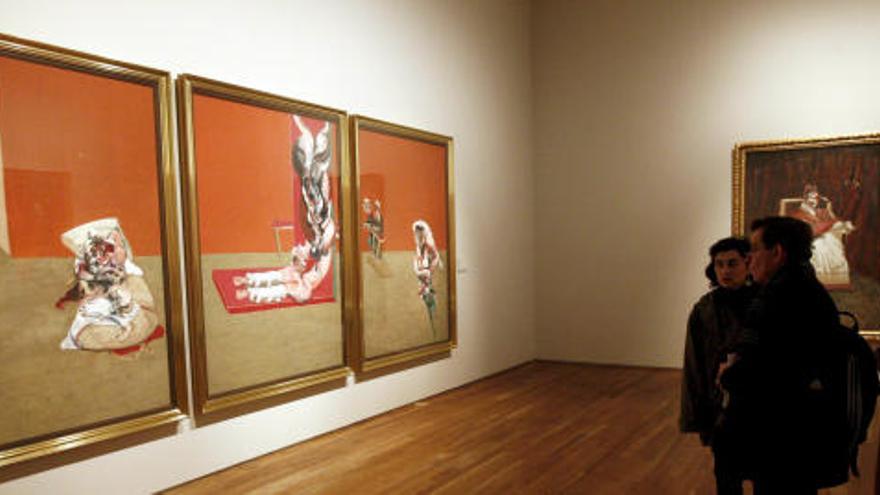 Varias personas observan la obra &quot;Crucifixión&quot;, de 1965 del pintor británico Francis Bacon que forma parte de la exposición retrospectiva que el Museo del Prado de Madrid organiza sobre Bacon, uno de los artistas más importantes del siglo XX, que estará abierta al público a partir del próximo martes.