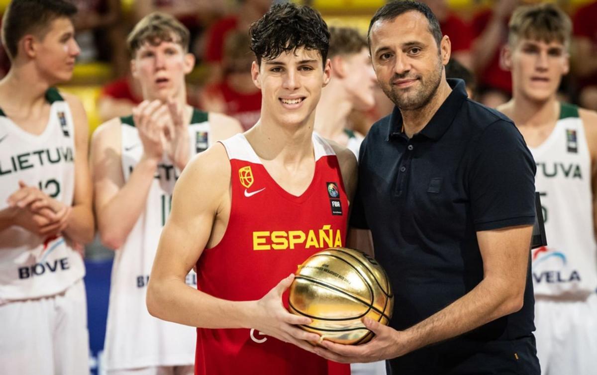 Saint-Supéry recibe el trofeo que le acredita como Jugador Más Valioso (MVP) del Europeo de Macedonia. | FIBA