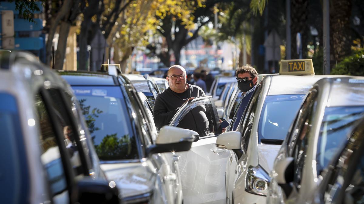 Caravanas de taxis en Alicante en una protesta por la actualización de las tarifas