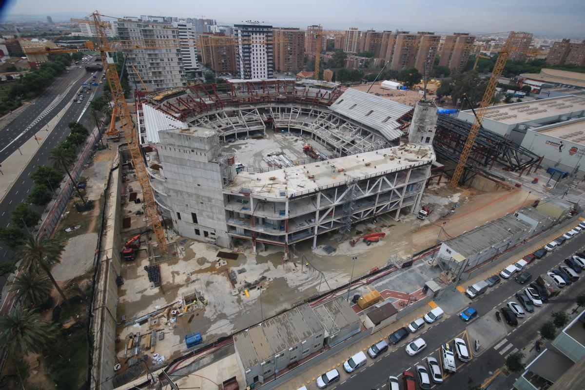 Estas semanas se está procediendo al montaje de la infraestructura necesaria para poner después la cubierta del pabellón.