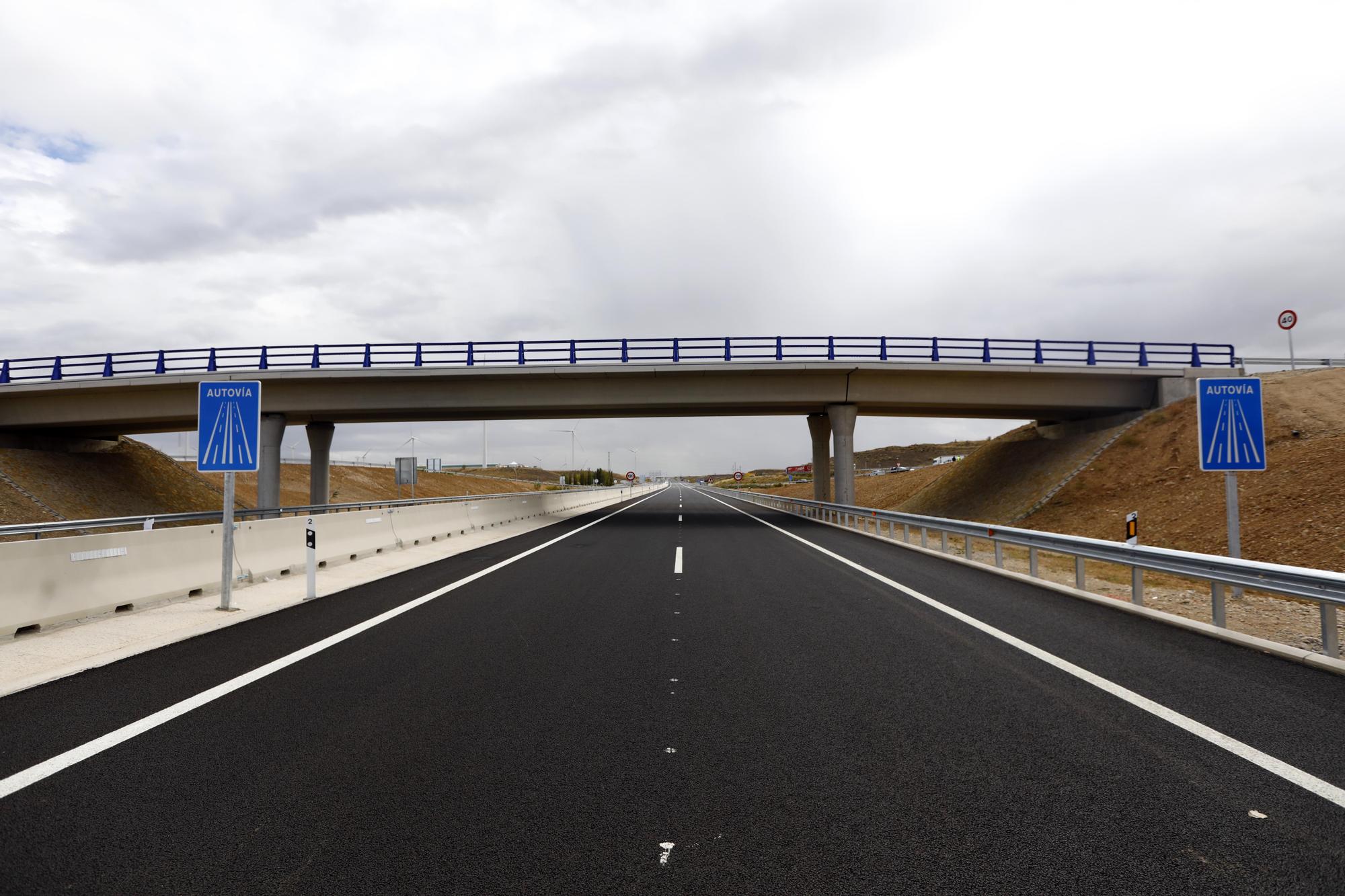 Paso elevado, de nueva construcción, sobre el tramo que ha entrado hoy en servicio.