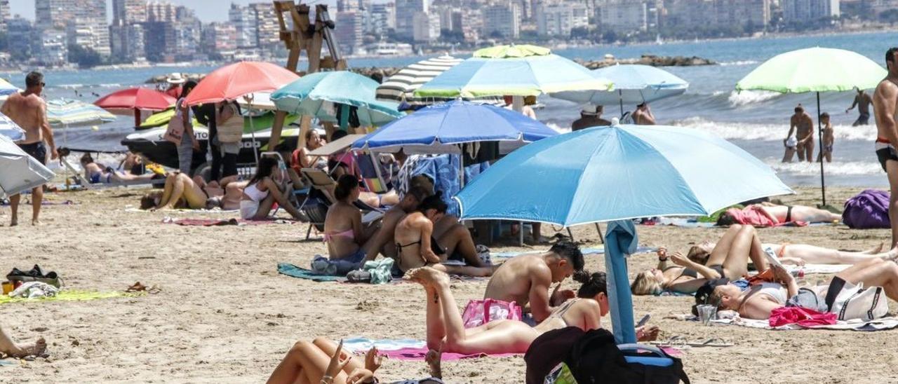 Turistas disfrutando de la playa este mes de agosto en Alicante.