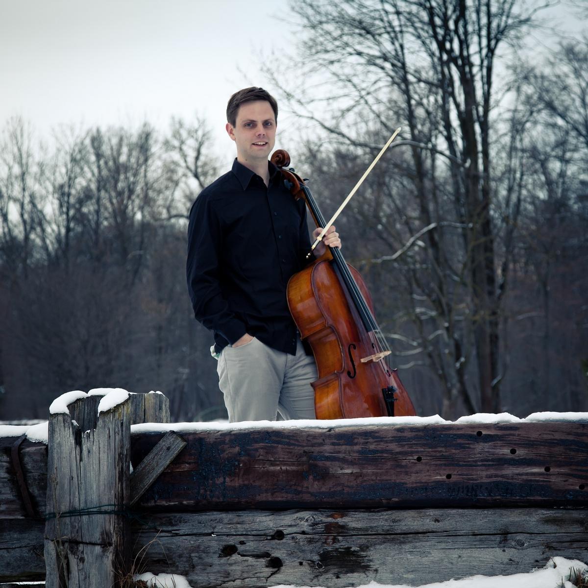 El reconegut violoncel·lista Peter Schmidt alternava la docència amb l'activitat concertística