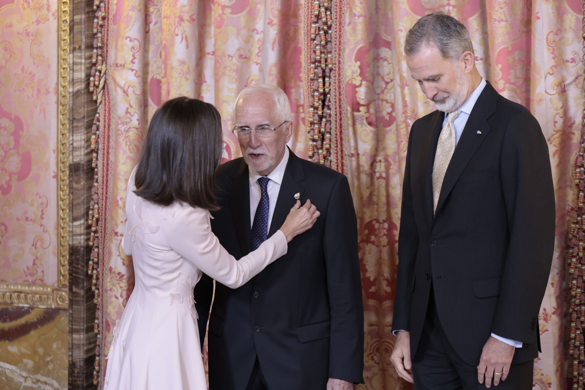 El rey Felipe VI y la reina Letizia reciben en el Palacio Real al escritor español Luis Mateo Díez, premio Cervantes 2023