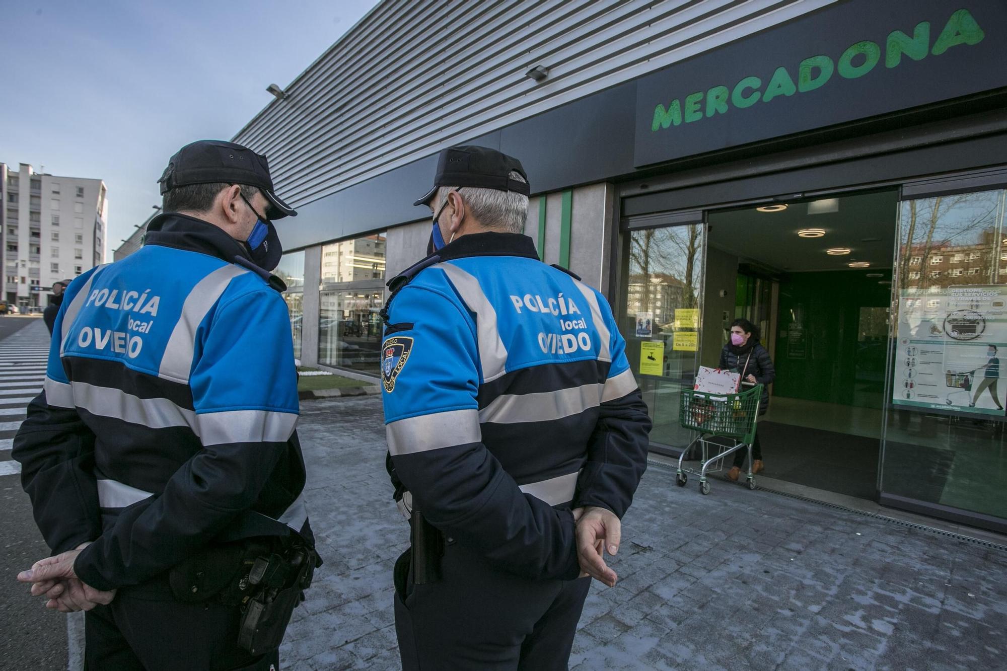 Controles policiales en los supermercados de Oviedo