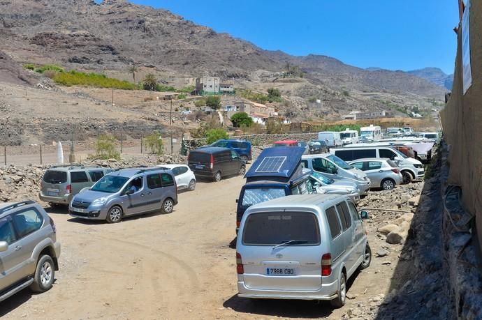 29-08-2020 MOGÁN. Coches aparacados en el barranco junto a la playa de Tasarte y usuarios. Fotógrafo: ANDRES CRUZ  | 29/08/2020 | Fotógrafo: Andrés Cruz