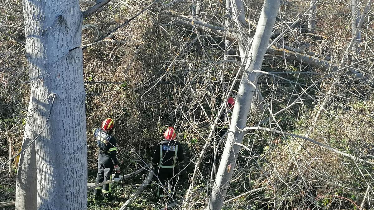 Bomberos del Parque de Rionegro del Puente en Santa Marta de Tera. / C. G.