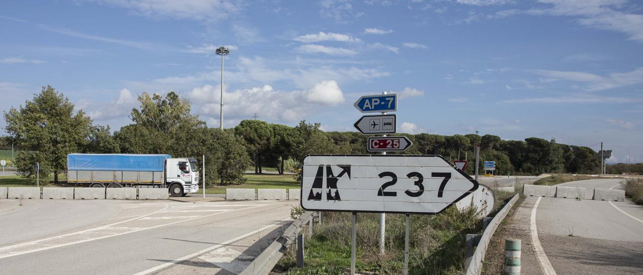 L&#039;antiga sortida de l&#039;Eix a l&#039;aeroport, actualment en desús.