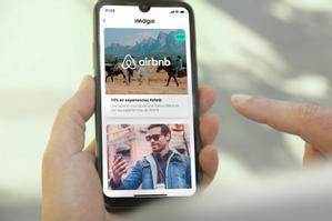 Imagen de la aplicación para móvil de la plataforma de alquiler turístico Airbnb. 