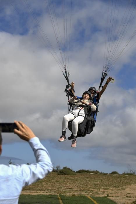 10-05-19 LAS PALMAS DE GRAN CANARIA. ZONA DE SALTOS PARAPENTE DE LOS GILES. LAS PALMAS DE GRAN CANARIA. Nardy Barrios en parapente.  Nardy Barrios se tira en parapente desde Los Giles junto a una persona que ganó un concurso. Fotos: Juan Castro  | 10/05/2019 | Fotógrafo: Juan Carlos Castro