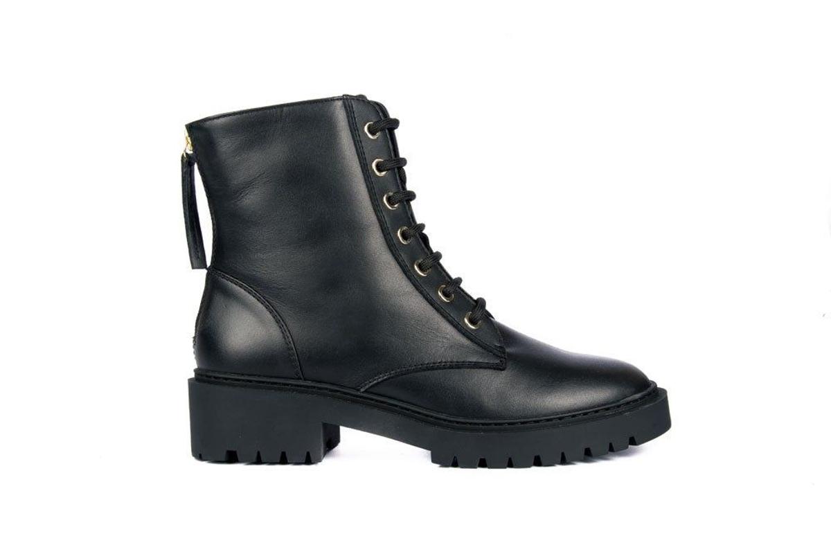 Botas negras con cordones modelo Gisper de UNISA. (Precio: 145 euros)