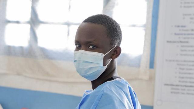 Un infermer a l’hospital general de Rwampara, a l’est de la República Democràtica del Congo, ahir. | EUROPA PRESS