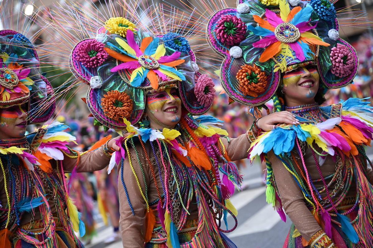 La comparsas Achiweiba desfilando en Badajoz.