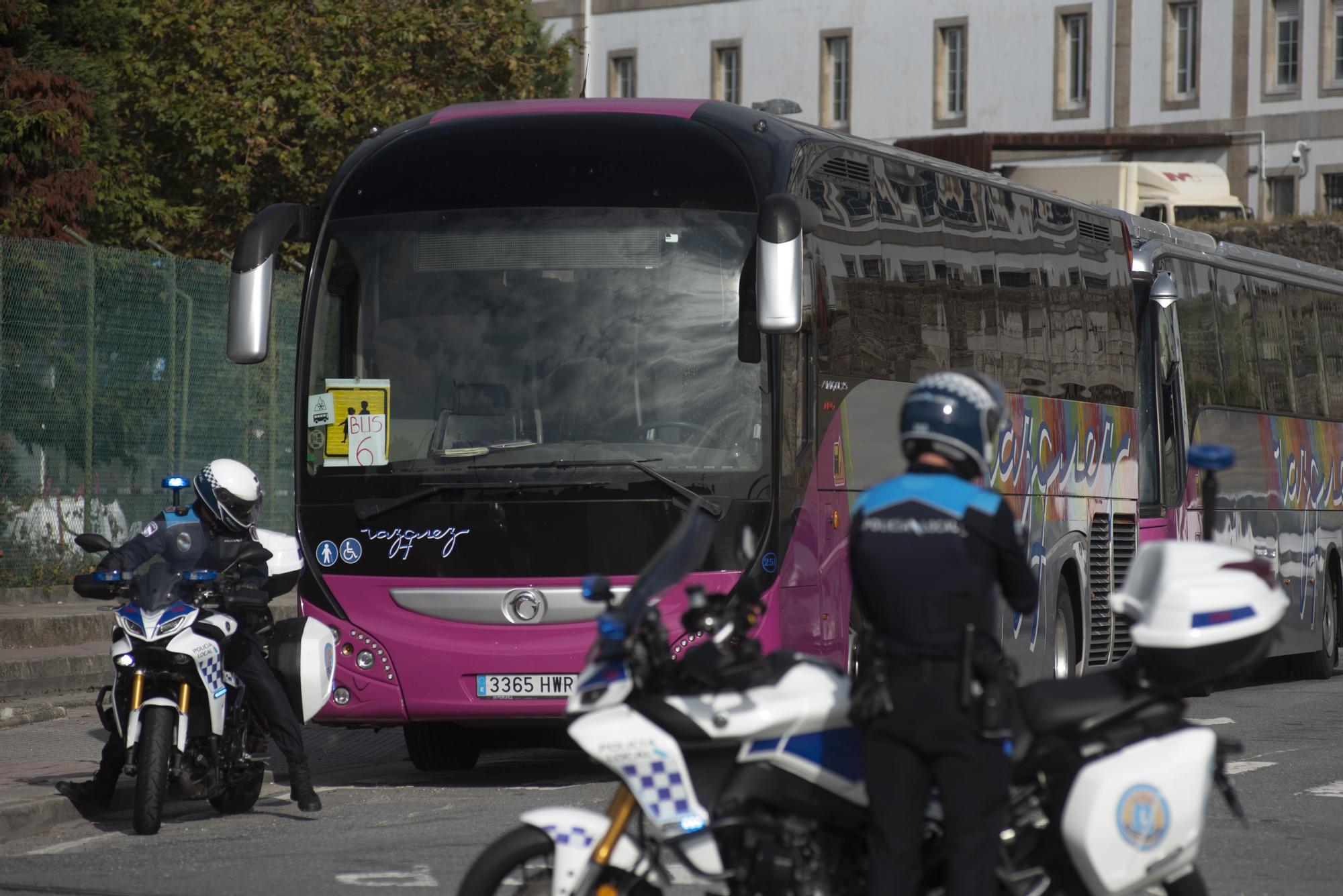 Doce niños heridos leves tras un accidente entre dos buses escolares en A Coruña