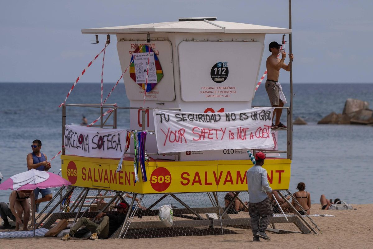 Torre de vigilancia cerrada este viernes, durante la primera jornada de huelga de socorristas en las playas de Barcelona.