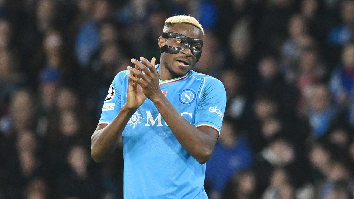 Victor Osimhen celebra un gol con el Nápoles.