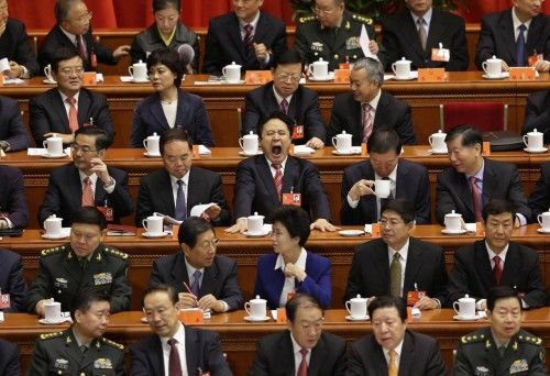 Los delegados chinos se sientan en una fase anterior a la ceremonia inaugural del 18 Congreso Nacional del Partido Comunista de China